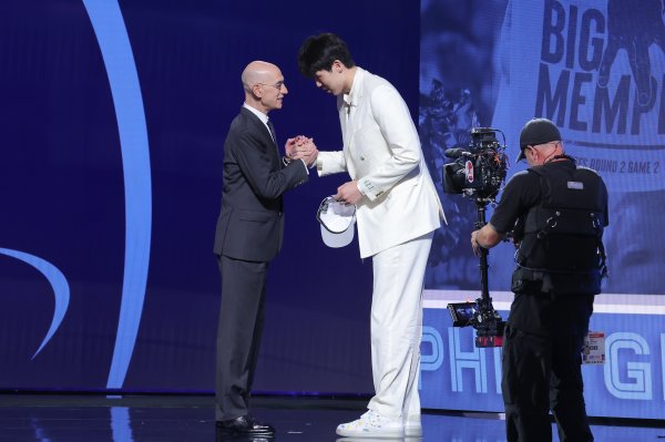 青岛总经理：杨汉森的NBA处子秀是他天赋的体现。我们没有因为他和他的父母的信任而让他们失望