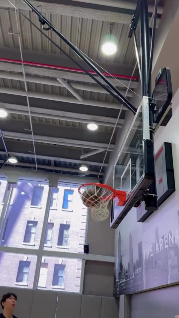 打磨射术🎯练习  师晒詹姆斯今日练习  ：回转  跳投🏀金鸡独立三分