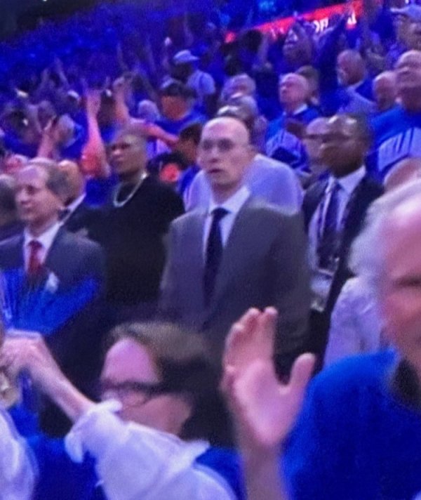 格格不入😂🤖NBA总裁萧华现场看球 屹立于人海之中宛如机器人