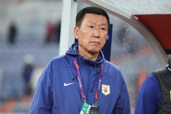 记者：崔康熙未来能否继续执教是个疑问，泰山队练习  氛围轻松