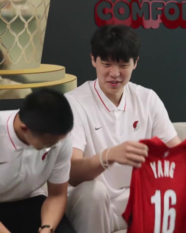 😂杨瀚森接过开拓者运动活动    服  魔性笑声乐坏美网友：F最有价值球员般的笑声