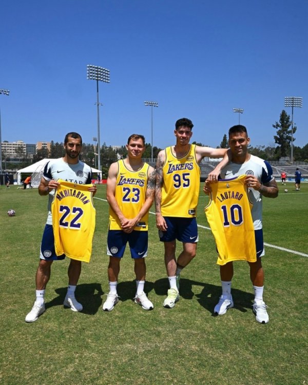 ⚽🤝🏀劳塔罗、巴雷拉、巴斯托尼、姆希塔良获赠湖人运动活动    服
