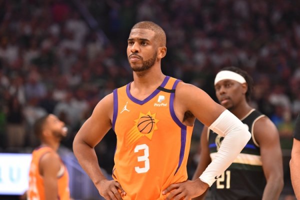 4年前今天：保罗首摸总总决赛  地板+狂砍32分9助 积分  超字母+霍勒迪