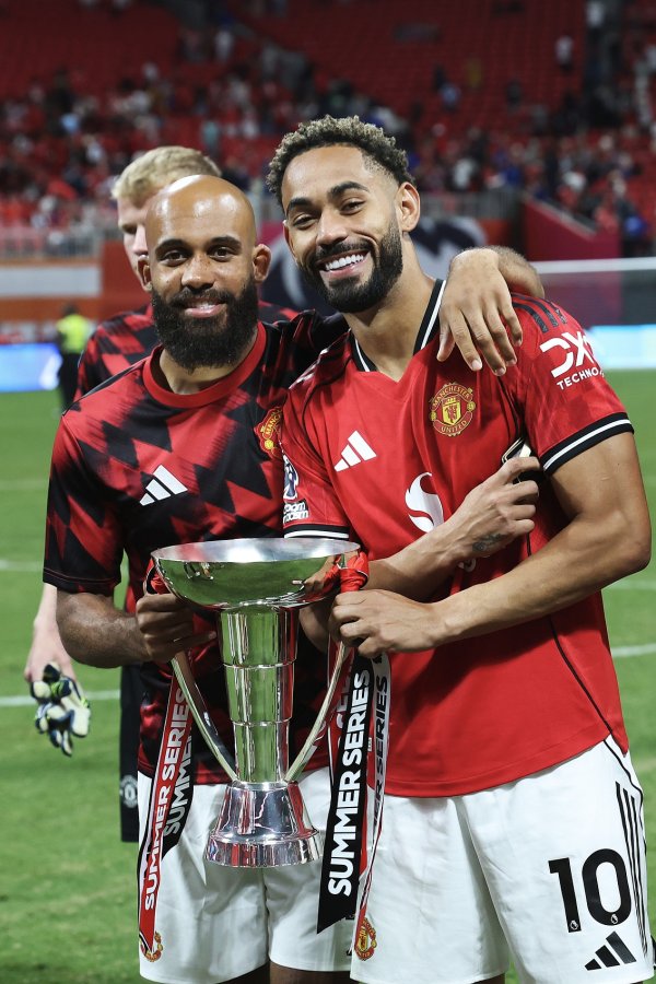 只是开始！曼联不败夺夏季赛第一名   新援姆贝莫&库尼亚捧杯合影🏆
