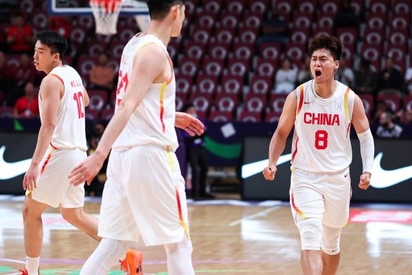 中国男篮领队  ！赵睿小组赛场均12.7分3.7板4.3助 三分命中率38.5%