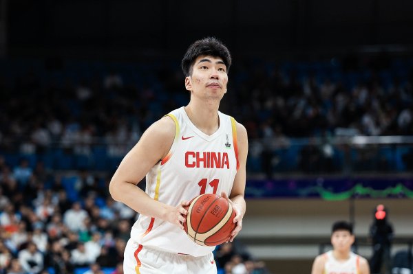 后备  五号位！余嘉豪6中2得到4分4篮板球