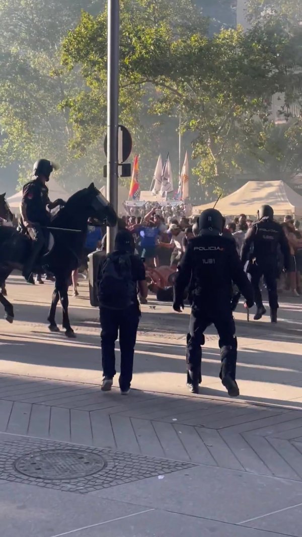 场面失控💥💥伯纳乌运动活动    场  外大批马赛球迷与警方迸发  冲突