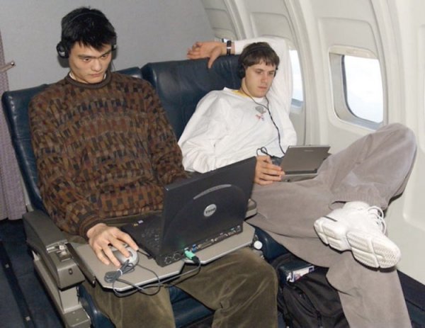 美媒晒姚明新秀年在飞机上玩过山车大亨 队友:他玩的是战火英雄 美媒晒姚明新秀年在飞机上玩过山车大亨 队友:他玩的是战火英雄