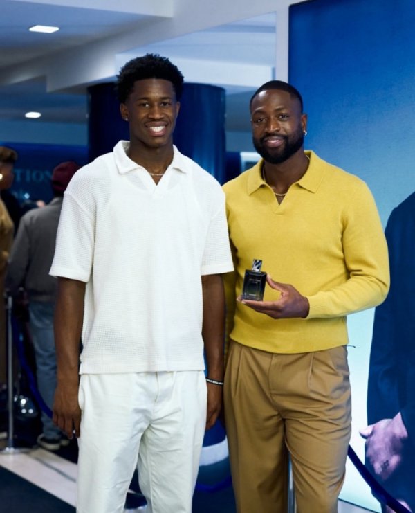 表情略显拘谨!76人探花埃奇库姆与韦德参加活动并合影 表情略显拘谨!76人探花埃奇库姆与韦德参加活动并合影