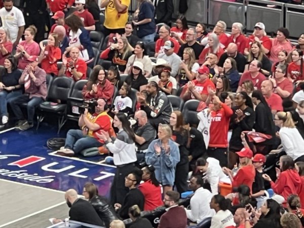 WNBA季后赛准总决赛    狂热VS王牌 奥比-托平等多位步行者球员现场观战