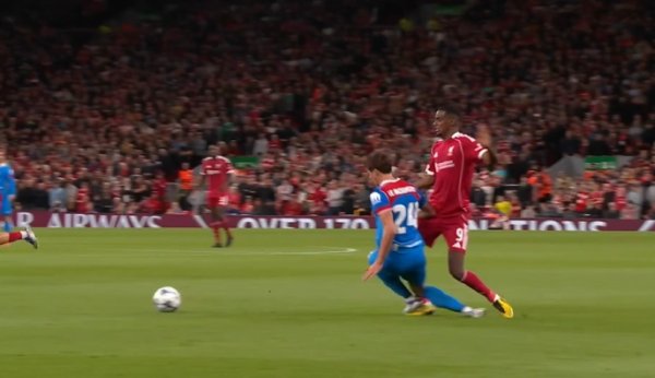 还好无大碍!伊萨克出球后被勒诺尔芒踩到,痛苦倒地 还好无大碍!伊萨克出球后被勒诺尔芒踩到,痛苦倒地