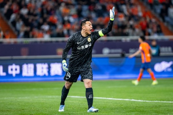 泰山球迷怒斥王大雷:扔领队 袖标不可饶恕!无论他曾做过多少贡献 泰山球迷怒斥王大雷:扔领队 袖标不可饶恕!无论他曾做过多少贡献