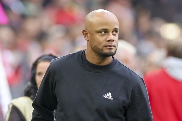 法尔克:孔帕尼拜访赫内斯讨论阵形 单薄问题,希望签哈维-西蒙斯 法尔克:孔帕尼拜访赫内斯讨论阵形 单薄问题,希望签哈维-西蒙斯