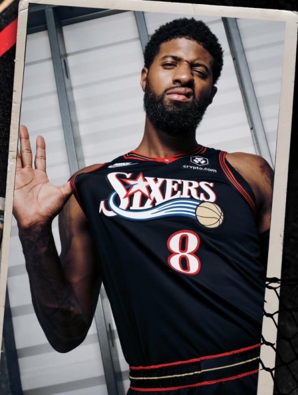 还挺帅！乔治中文社媒晒自己身穿76人经典黑色运动活动    服  照：英雄归来