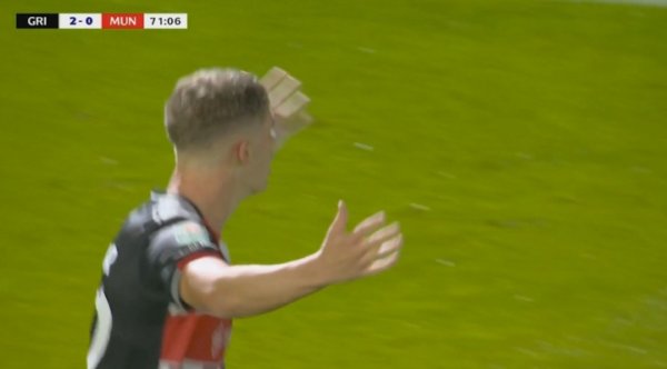 看醉了！曼联第71分钟险再丢球，对手破门但随后被吹越位违例