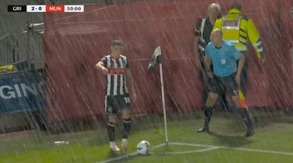 天气突变!曼联下半场刚开不久,现场下起大雨 天气突变!曼联下半场刚开不久,现场下起大雨