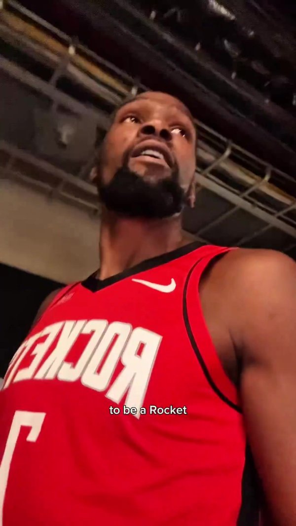 杜兰特穿火箭运动活动 服 进场:能成为火箭一员太棒了 等不及开启新赛季 杜兰特穿火箭运动活动 服 进场:能成为火箭一员太棒了 等不及开启新赛季