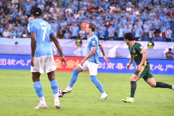 记者：新鹏城外援卡尔采夫出现中暑症状，随后被救护车送往医院