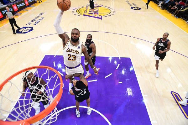 詹姆斯：我给自己隔扣乔治打100分 只是因为那场打的是快船