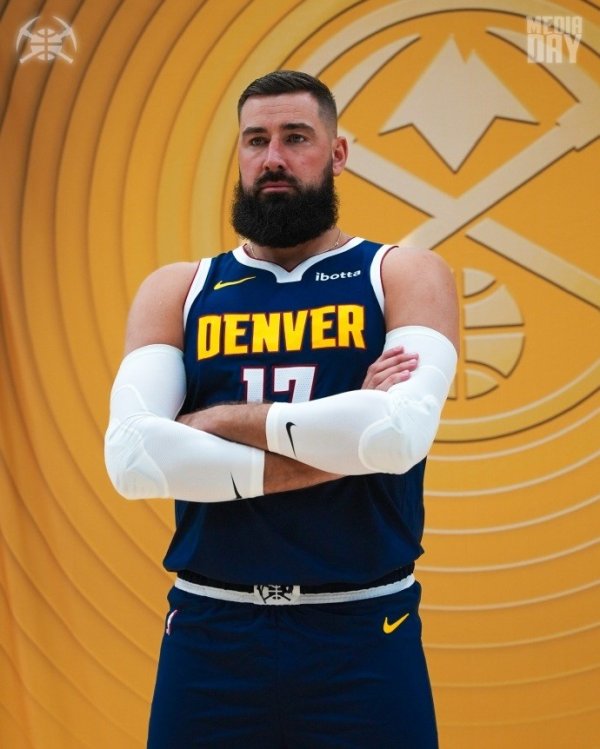 戈登&新援瓦兰领衔 掘金众将手拿铁镐拍摄新赛季定妆照 戈登&新援瓦兰领衔 掘金众将手拿铁镐拍摄新赛季定妆照