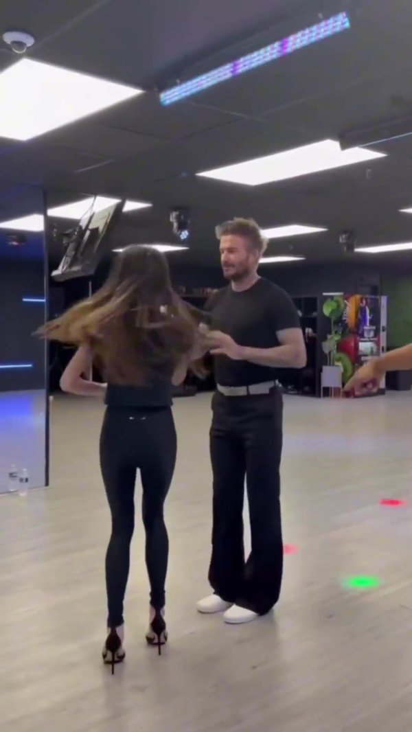 秀恩爱！贝克汉姆七夕示爱维多利亚：爱你❤️愿大家七夕快乐