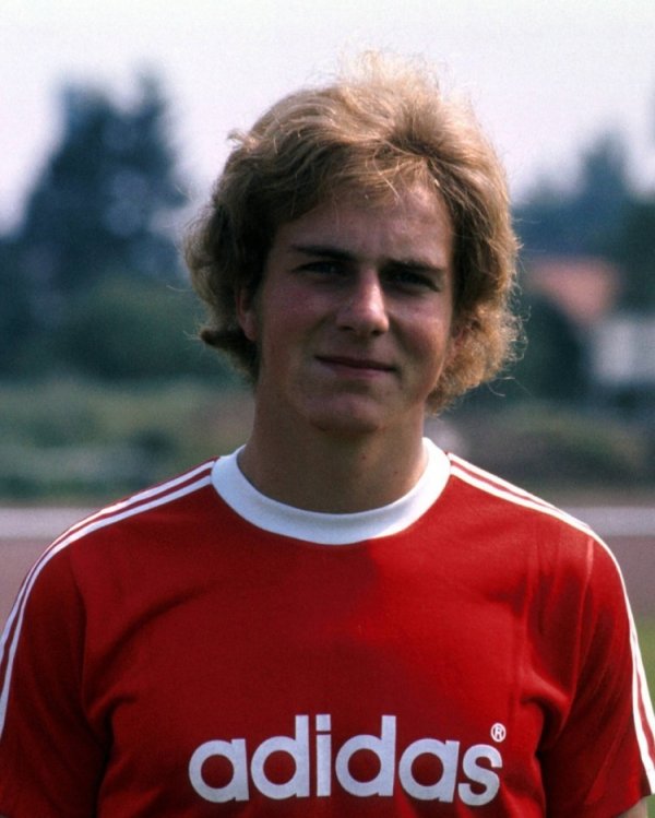 拜仁祝福鲁梅尼格：俱乐部传奇，70岁生日快乐！