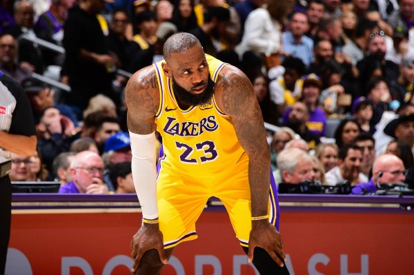 雷迪克：詹姆斯今日继续进行个人练习   文森特加入  完整球队练习