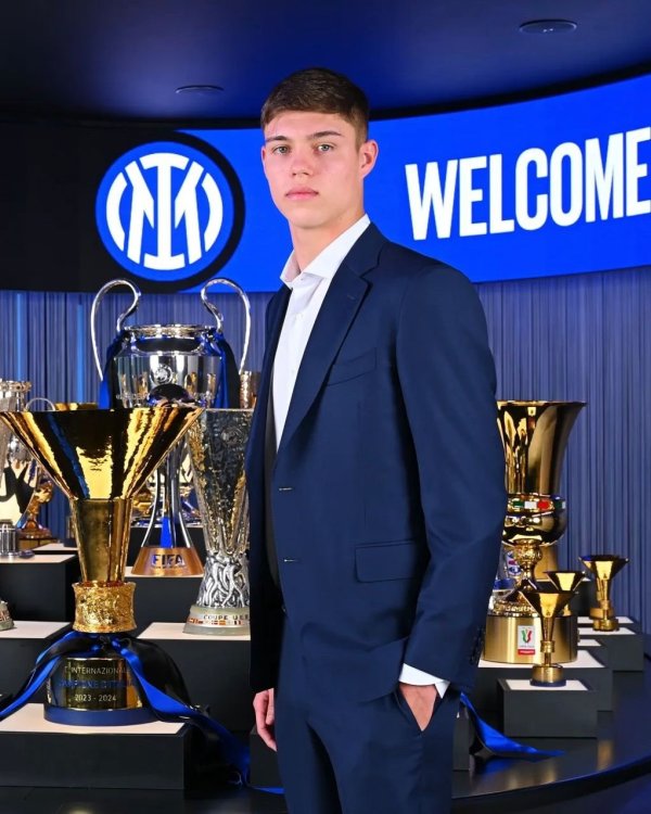 罗马诺:巴塞尔联系国米寻求租借后场球员帕拉西奥斯,球员有多个选择 罗马诺:巴塞尔联系国米寻求租借后场球员帕拉西奥斯,球员有多个选择