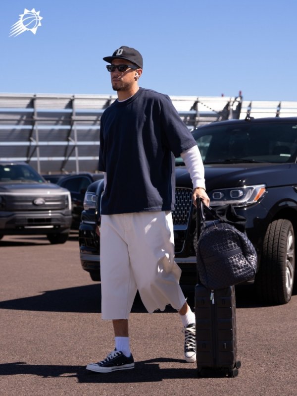 季前赛对阵湖人！太阳晒登机照：布克帅气亮相 马威橙色短裤亮眼