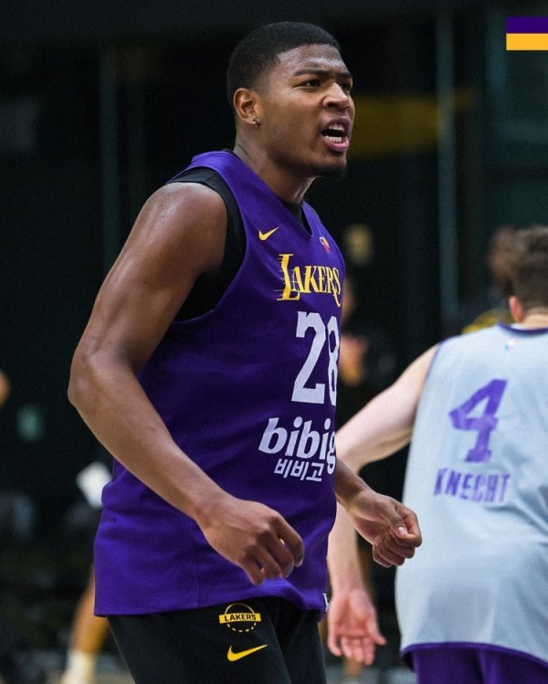 能量与努力！湖人晒练习  照：艾顿&克内克特折返跑冲刺跑  出现残影