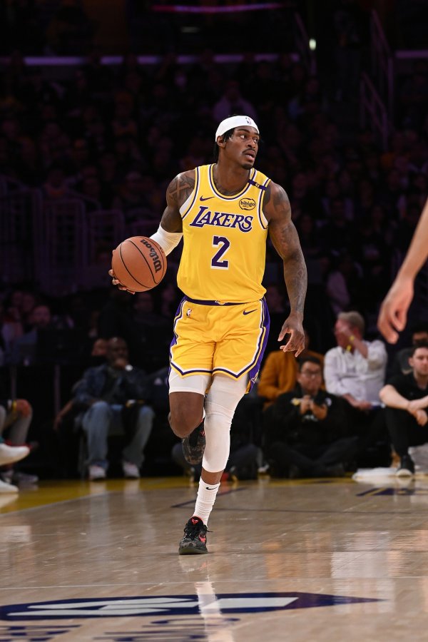 拉拉维亚：范德比尔特在防卫  端做得很出色 为我们奠定了防卫  基调