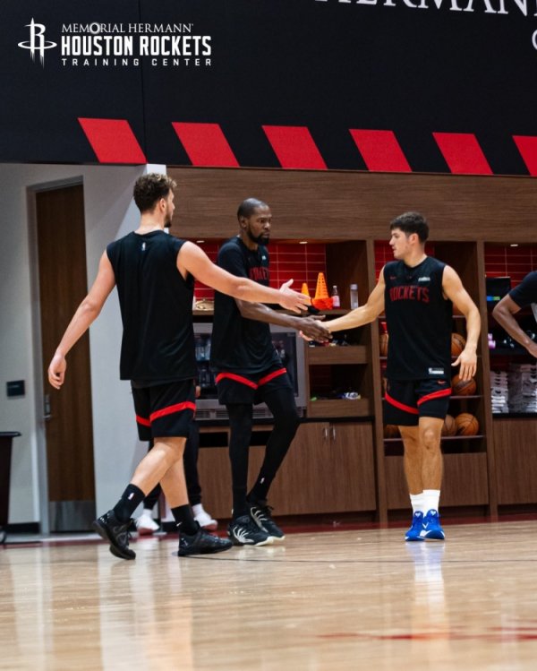 火箭官推晒练习  营第4日：KD击掌谢泼德 卡佩拉与亚当斯相拥