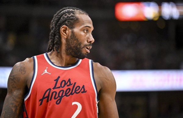 小卡:科林斯能防侧翼也能防五号位 我依然能防联盟顶尖球员 小卡:科林斯能防侧翼也能防五号位 我依然能防联盟顶尖球员