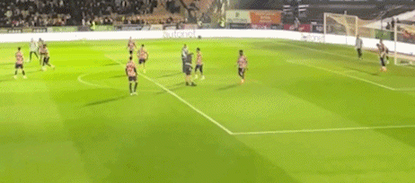 太阳报：赛前赛前热身  时被工作人员挡，本-怀特将球踢向对方