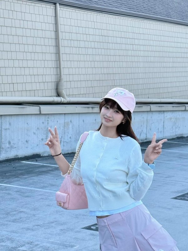 杨瀚森女友晒照+杨瀚森跳舞视频：中秋快乐🎑 平平安安🙏❤️