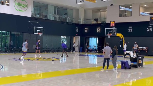 秀绝活!斯玛特练习 后平躺在中圈 双手超远甩狙精准打板入筐 秀绝活!斯玛特练习 后平躺在中圈 双手超远甩狙精准打板入筐