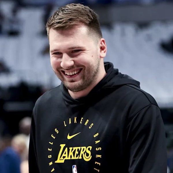 名记：东契奇在练习  后组织了团建活动 在专业跑道上试驾保时捷