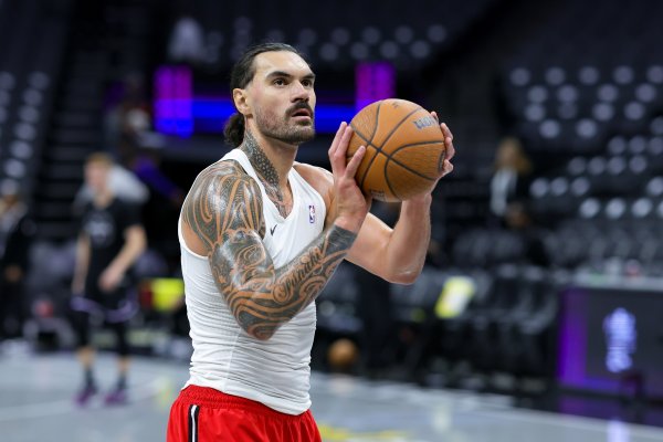 拉拉维亚：亚当斯像个野兽 他光脚走来走去双手拿着牛排吃