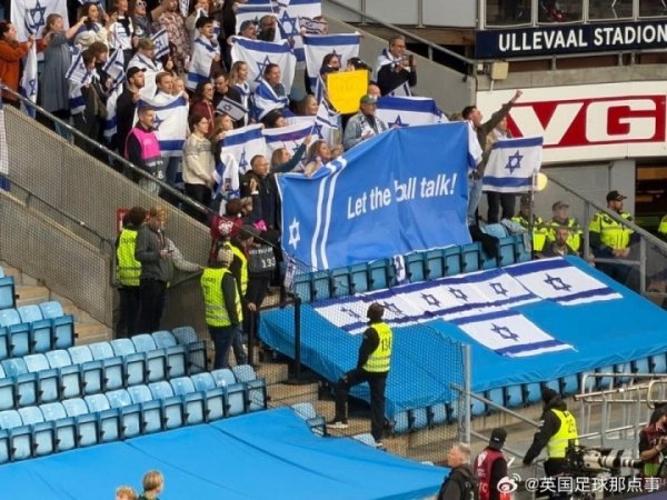 挪威5-0以色列赛中横幅：以色列—用古代足球    说话 挪威—让儿童活下去