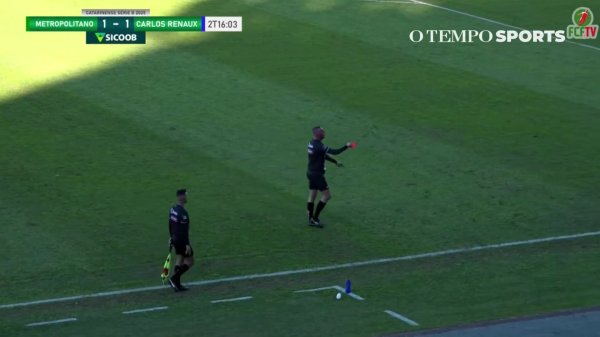 憋不住了😂巴西职业联赛  球员后备  席用瓶子小便被出示驱逐