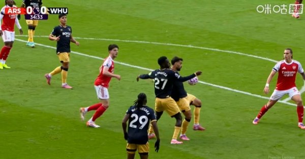 是否处于自然位置？西汉姆球员危险区域  内手球运动  ，主裁没表示VAR未介入