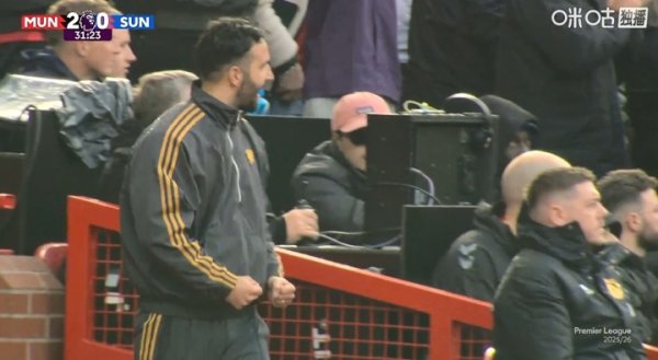 激动！舍什科破门助曼联2-0领跑  ，阿莫林场边双手握拳怒吼庆祝