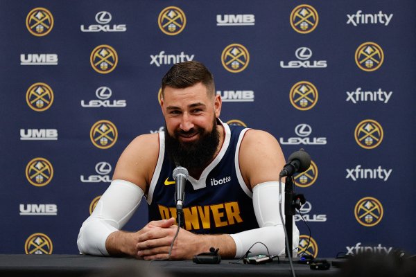 约老师后备  真不错！瓦兰半场出战9分钟 4中3拿到6分5板&2前场板