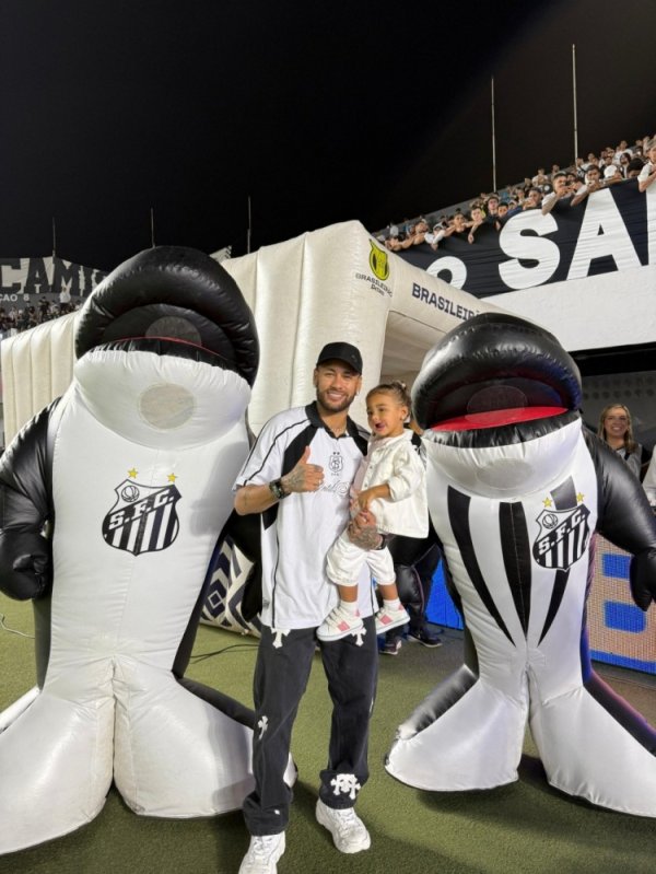 因伤缺席!内马尔带着女儿来到运动活动 场 ,为桑托斯助威 因伤缺席!内马尔带着女儿来到运动活动 场 ,为桑托斯助威