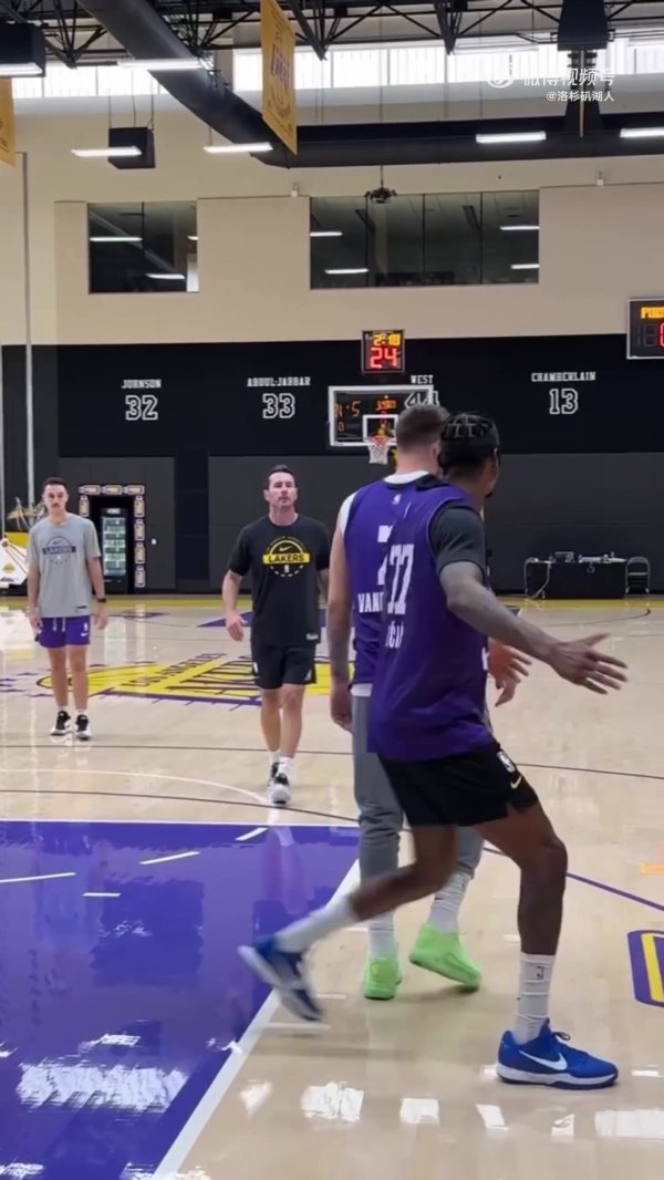 哥俩好！东契奇和范德比尔特队内练习  时互换运动活动    服