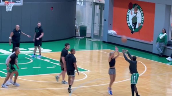 人干事？绿军指导教练员57比4暴打记者队！哨响后马祖拉握拳庆祝🤣