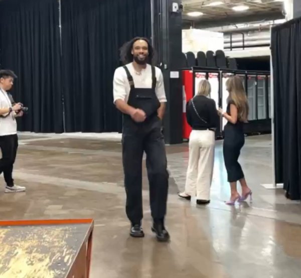 这造型打几分?狄龙新发型亮相&披头散发 穿吊带裤+白色针织衫 这造型打几分?狄龙新发型亮相&披头散发 穿吊带裤+白色针织衫