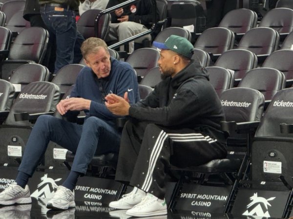 曾共事9年!勇士助教斯托茨和昔日爱徒利拉德赛前场边聊天 曾共事9年!勇士助教斯托茨和昔日爱徒利拉德赛前场边聊天