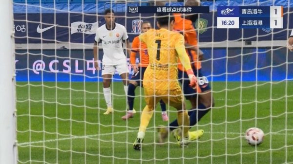 假摔!颜骏凌出击兰克尔-泽倒地,主裁看VAR后判定兰克尔-泽假摔 假摔!颜骏凌出击兰克尔-泽倒地,主裁看VAR后判定兰克尔-泽假摔