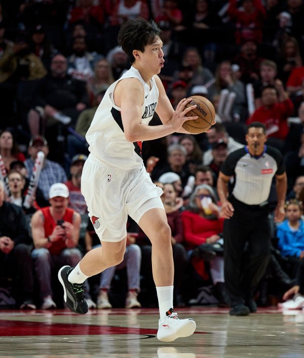 如何改进杨瀚森在空位接不到球?比卢普斯:我会让他更多组织攻击 如何改进杨瀚森在空位接不到球?比卢普斯:我会让他更多组织攻击